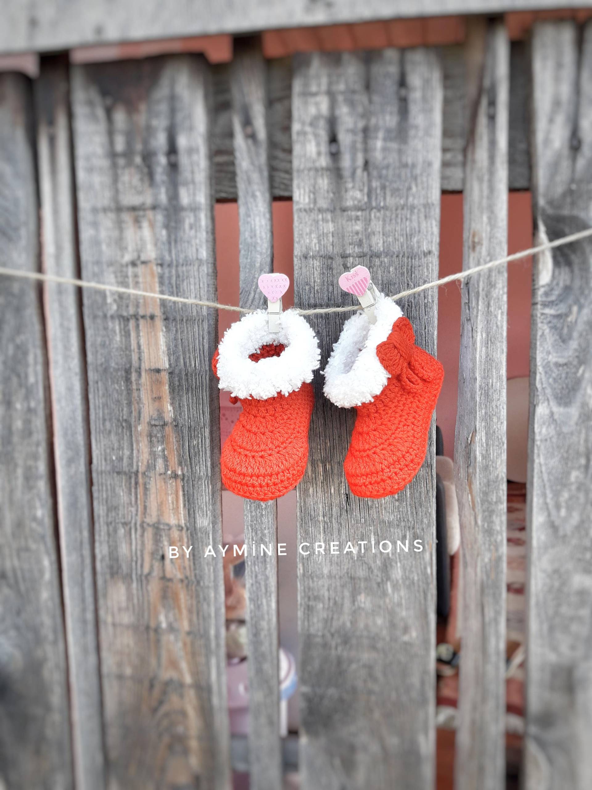 Gehäkelte Santa Baby Booties, Rote Weihnachtshausschuhe von AymineCanvas