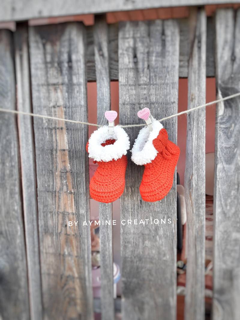 Gehäkelte Santa Baby Booties, Rote Weihnachtshausschuhe von AymineCanvas