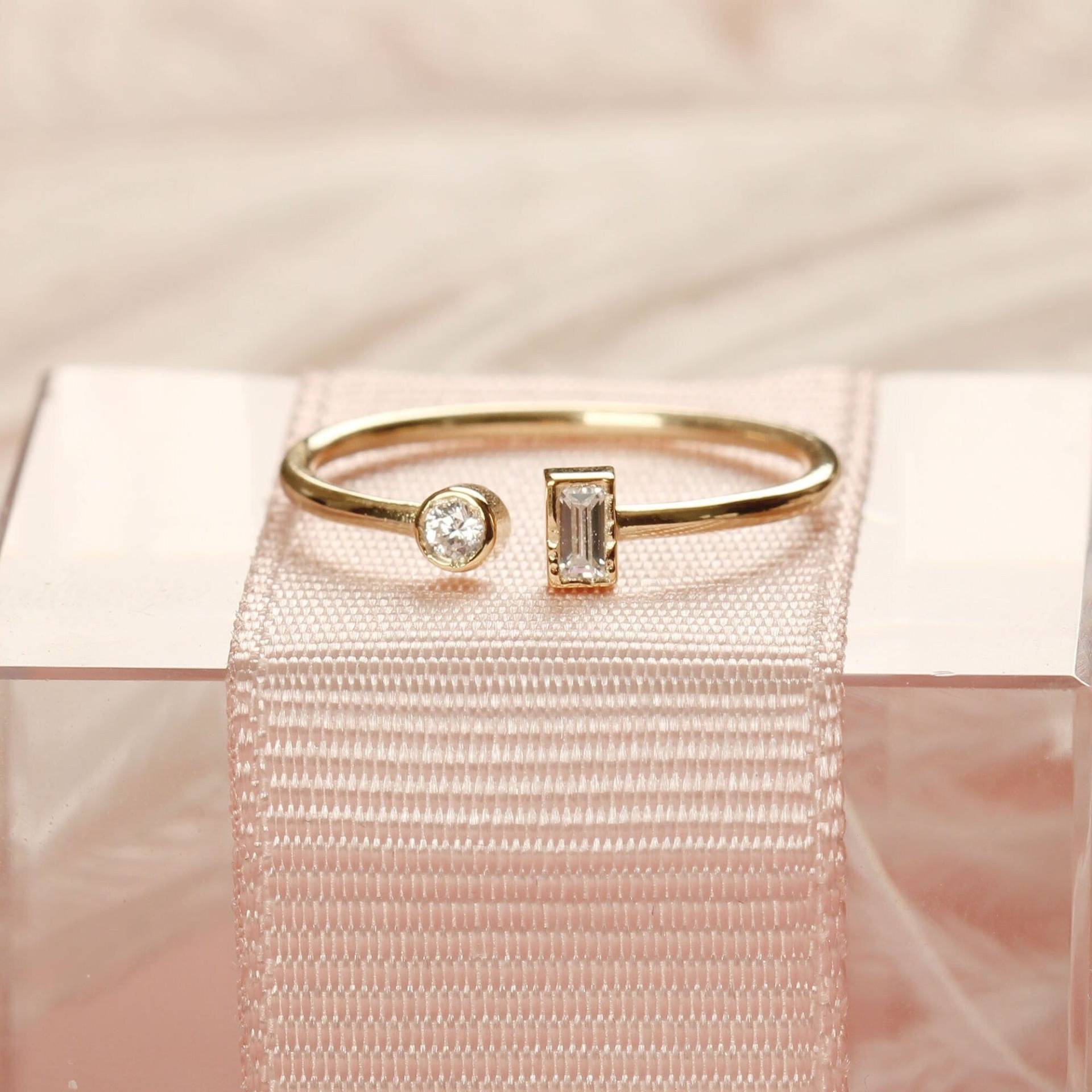 Baguette Diamant Manschette Ring, Offener Zierliche 14K Gold Dünner Stapeln Minimalist Verlobungsring, Valentinstag von AymirJewelry