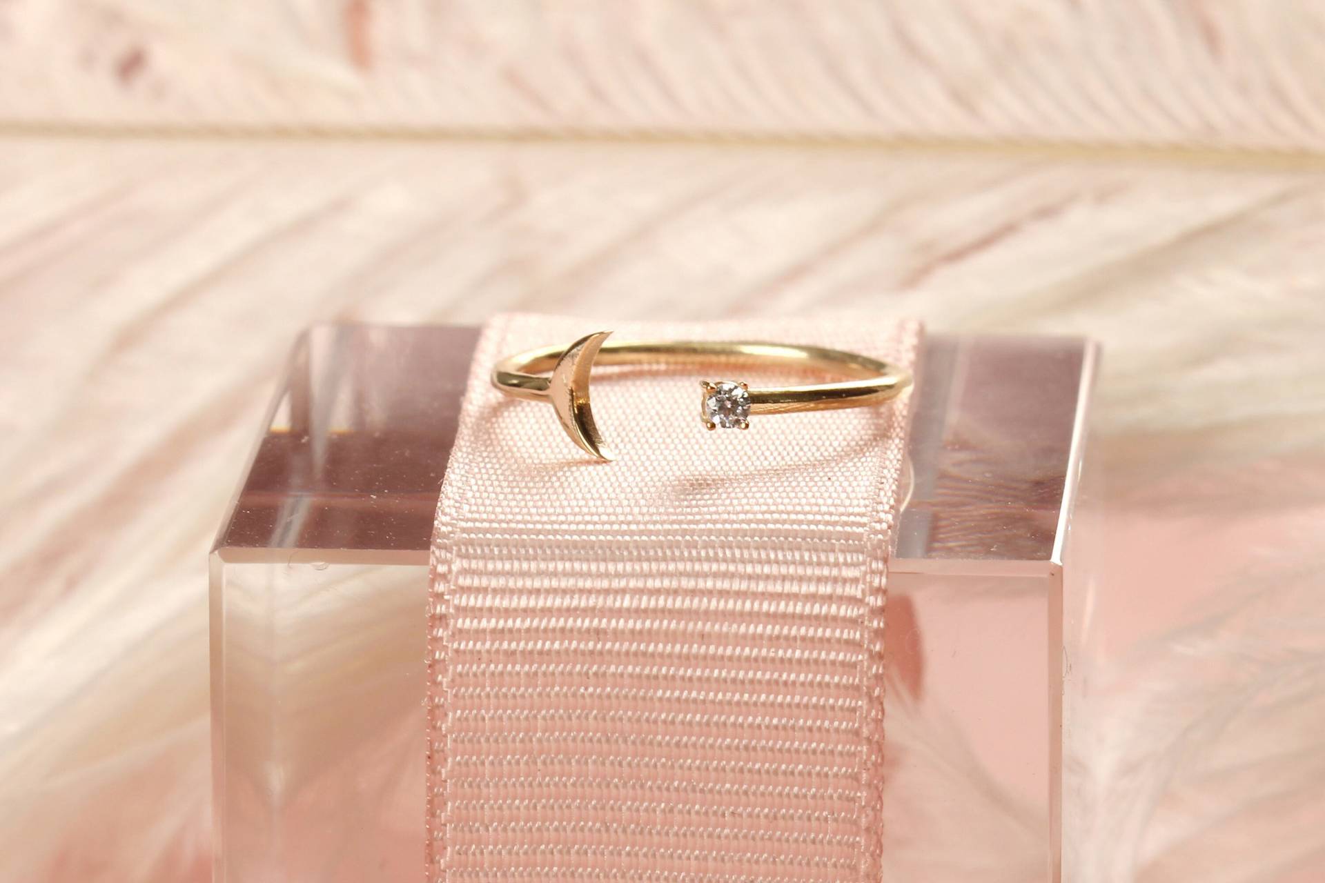 Halbmond Diamant Ring, Gold Mond Handgemachte Schmuck, Stapelring von AymirJewelry