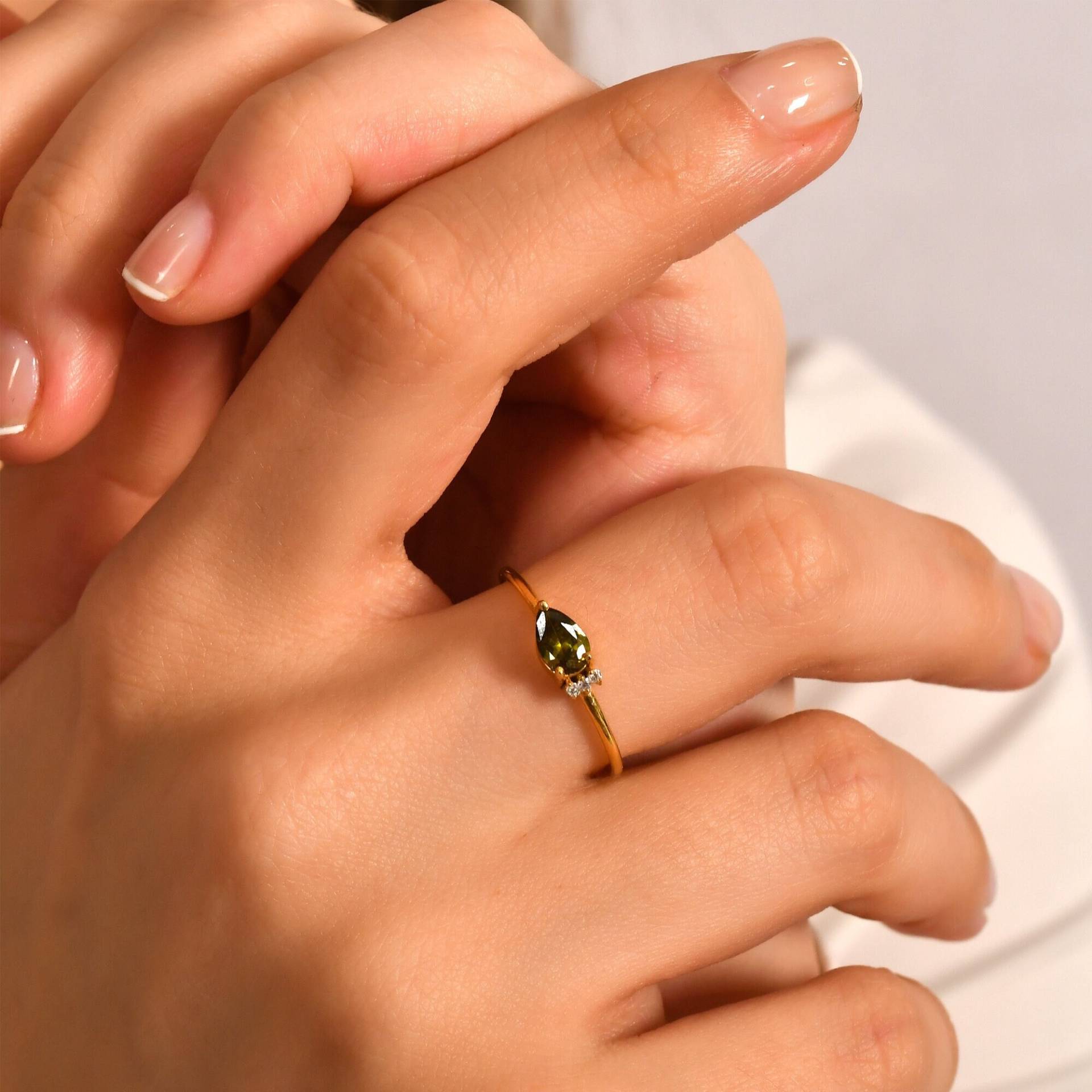 Peridot & Diamant Ring, Minimalist Zierliche Ring Mit Birnenschliff, Schlichte Goldring, Handgemachter Schmuck, Valentinstag Geschenk von AymirJewelry