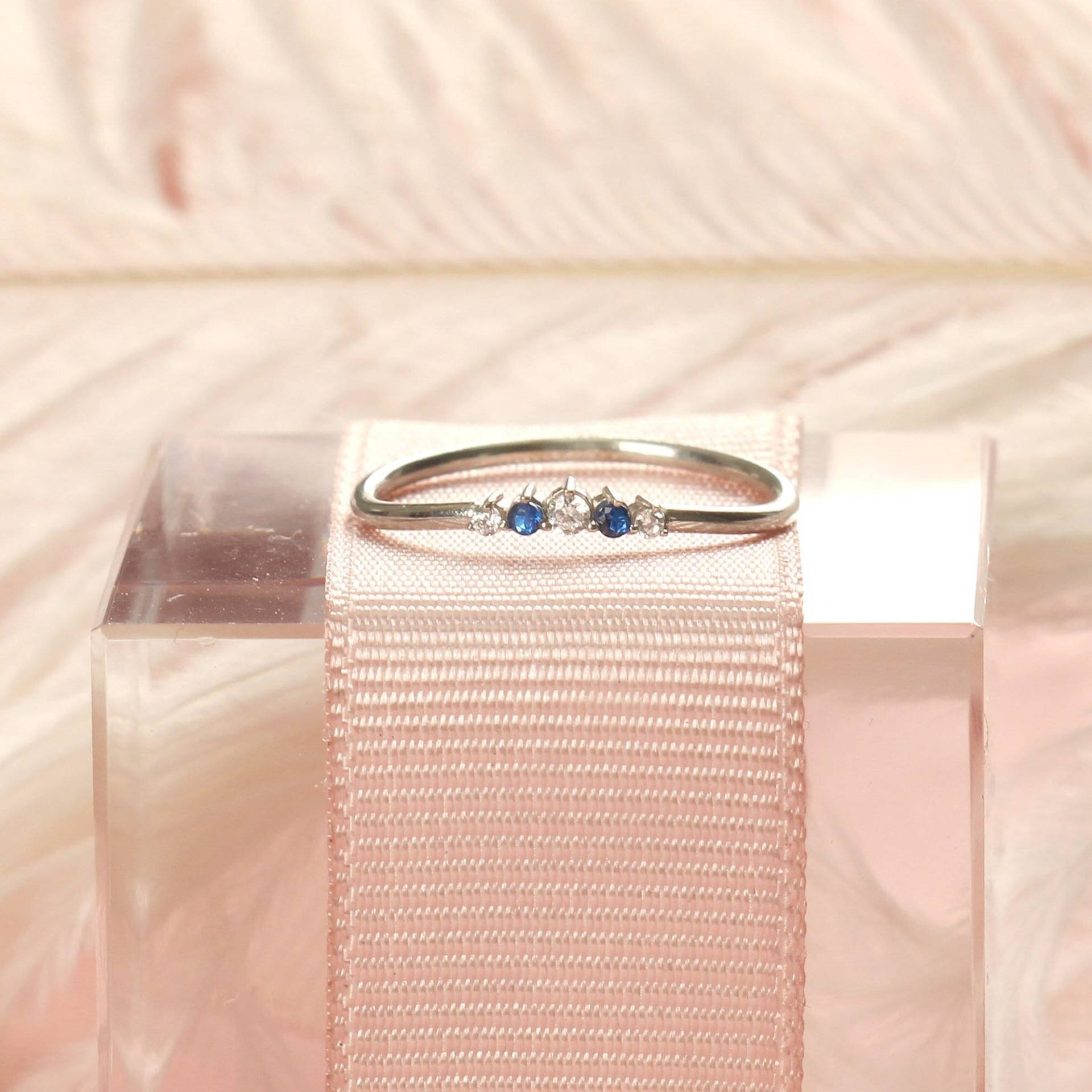 Saphir Und Diamant Stapelring, Goldring, Cluster Ring, Zierliche Valentinstag Geschenke, Bestes Geschenk Für Sie von AymirJewelry