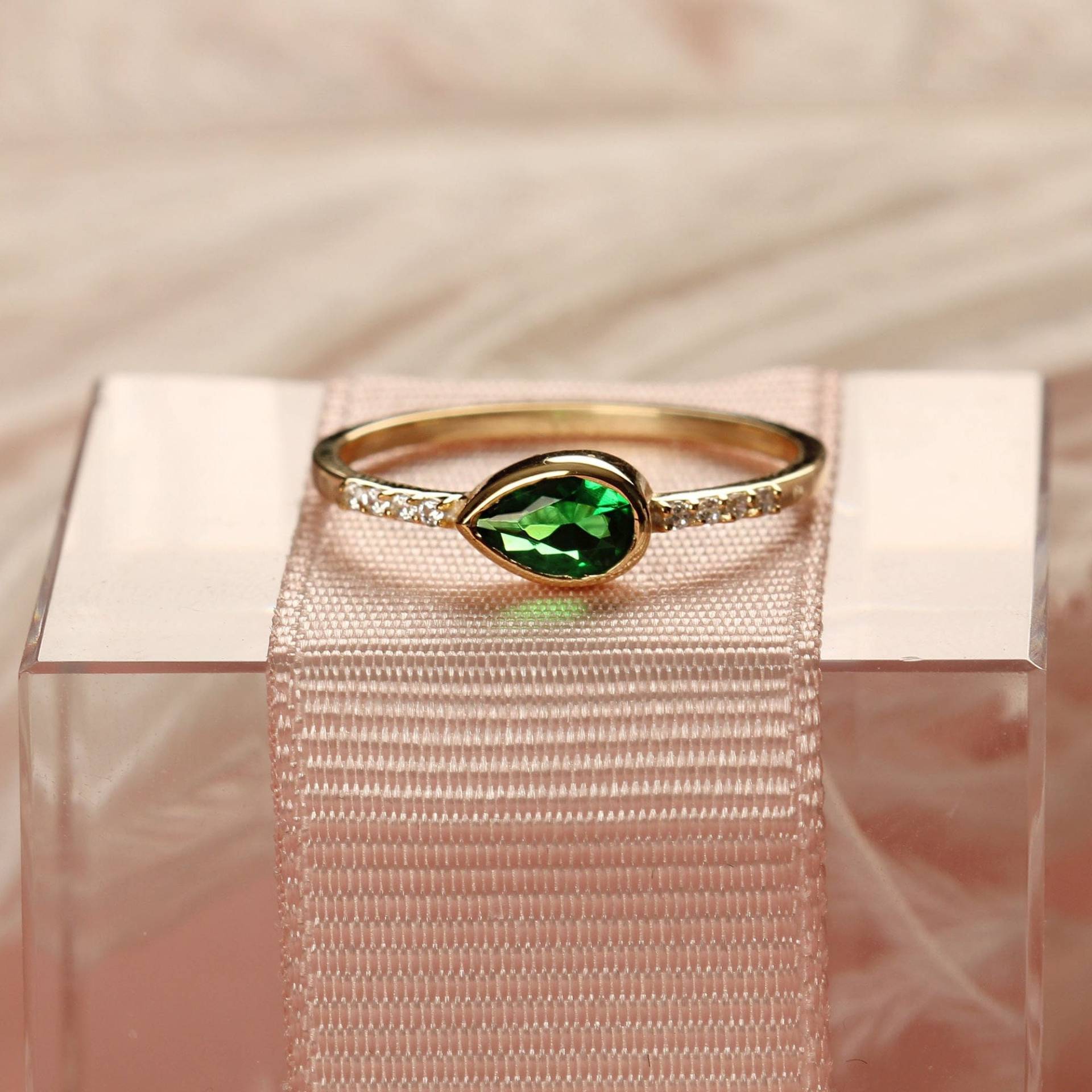 Smaragd Diamant Goldring, 14K Gold Ring, Zierliche Zarte Mai Birthstone Handgemachter Schmuck, Valentinstag von AymirJewelry