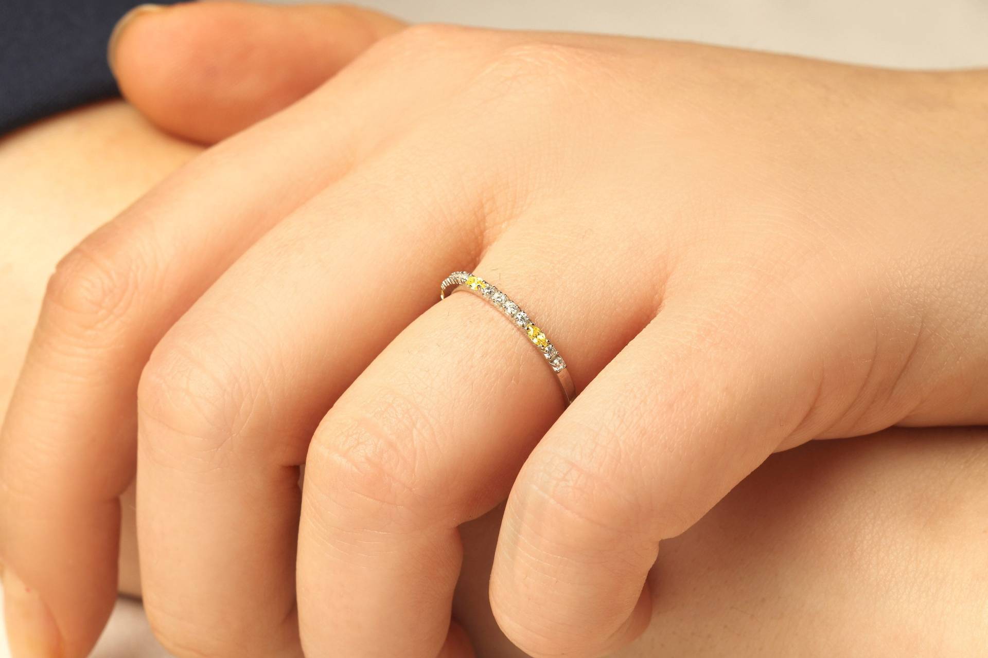 Citrin Diamant Ring, Zarte Ehering, Halbe Eternity November Birthstone Solid Gold Jubiläumsgeschenk von AymirJewelry