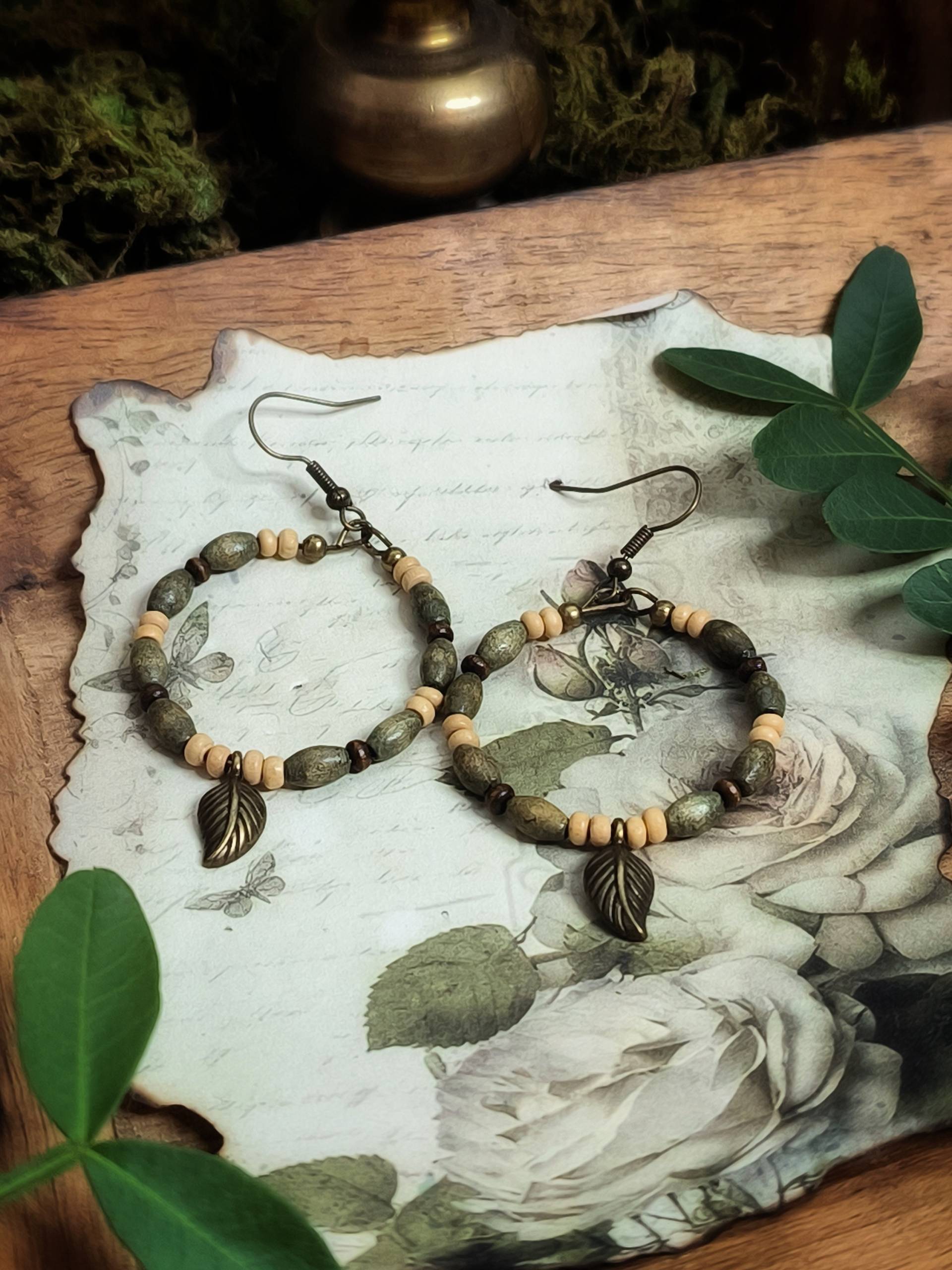 Perlenohrringe Colors Of The Forest | Naturschmuck Holzperlen Boho Creolen von AyngrattCrafts