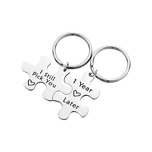 Ayoiow Schlüsselanhänger Glücksbringer 2er Set Puzzle Herz mit Gravur I Year Later I Still Pick You Schlüsselringe Edelstahl Schlüsselbund Ringe Edelstahl Charme Silber Ayoiow Schlüsselanhänger Glücksbringer 2er Set Puzzle Herz mit Gravur I Year Later I Still Pick You Schlüsselringe Edelstahl Schlüsselbund Ringe Edelstahl Charme Silber von Ayoiow