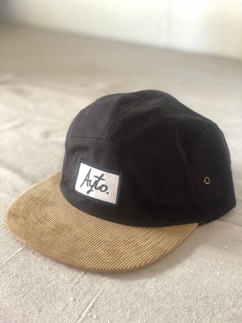5 Panel Cap/Hut Aus Schwarz/Beigefarbenem Cord von AytoClothing