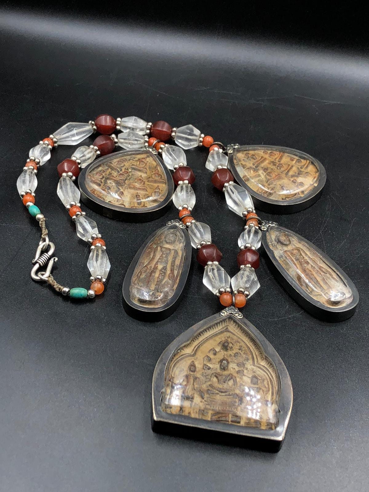 Wunderschöner Vintage Stil Alter Thai Buddha Anhänger Mit Silber Und Bergkristall Achat Pyu Perlen Wunderschöner Vintage Stil Alter Thai Buddha Anhänger Mit Silber Und Bergkristall Achat Pyu Perlen von AyubArts