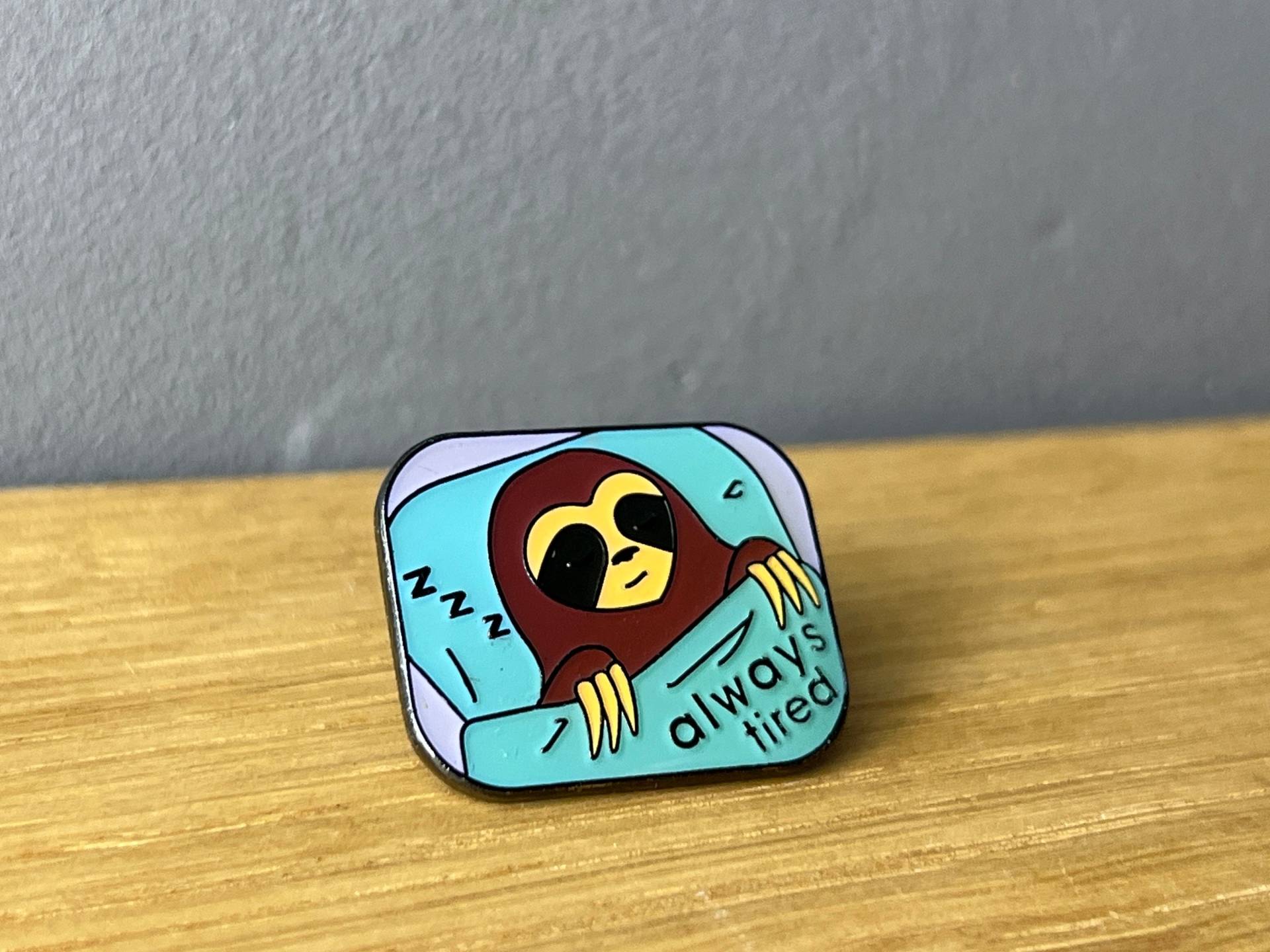 Always Tired Hard Emaille Metall Pin, Anstecker, Button Faultier Sloth Lazy Relaxed, Laziness Funny Animal Sleepy Adhd Adhs Müde Introvert von AyurvetDesign
