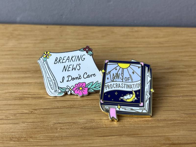 Breaking News I Don't Care/Book Procrastination, Hard Emaille Pin, Anstecker Button Newspaper, Zeitung, Feminst, Patriarchy, Buch, Punk von AyurvetDesign