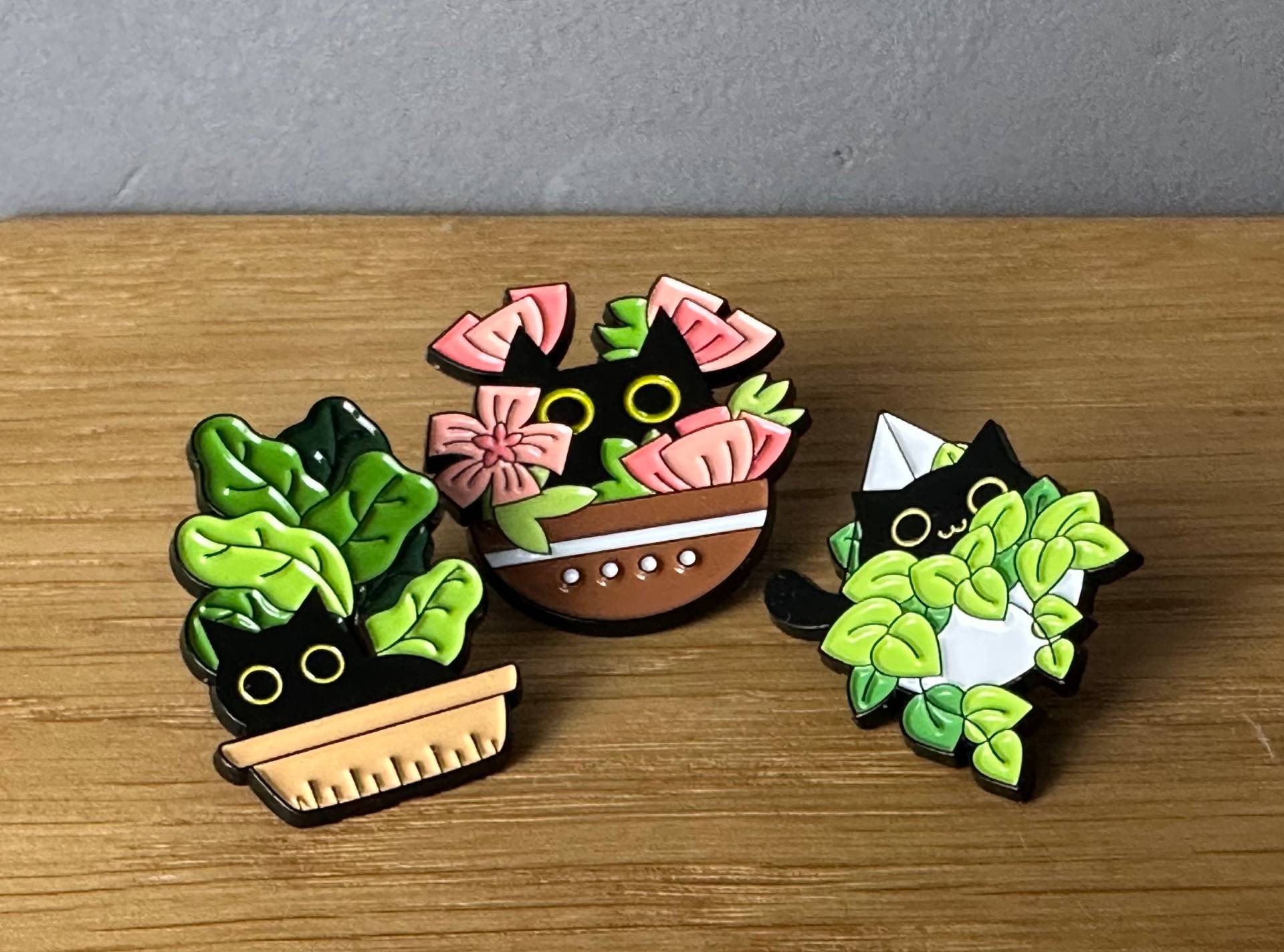 Cute Plant Cats Emaille Pin, Anstecker, Button, Katze, Kitten, Kitty, Pflanze, Black Cat Meow Stupid, Monstera, Funny Animal, Hippie, Manga Cute Plant Cats Emaille Pin, Anstecker, Button, Katze, Kitten, Kitty, Pflanze, Black Cat Meow Stupid, Monstera, Funny Animal, Hippie, Manga von AyurvetDesign