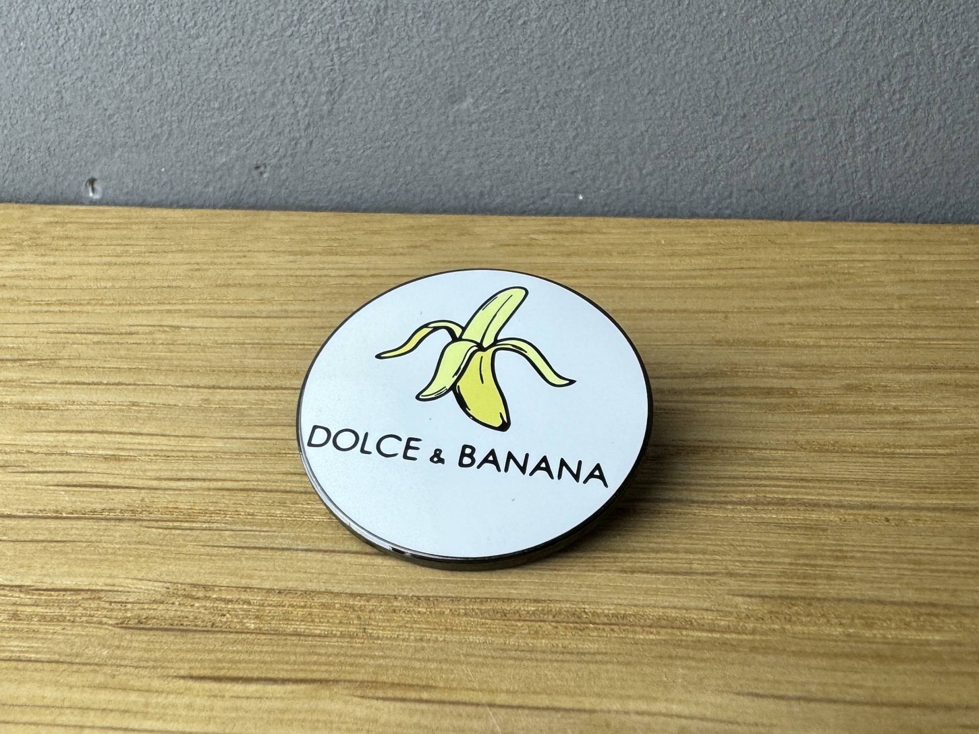Dolce & Banana Metall Pin, Anstecker, Button Funny, Lustiger Spruch, Fashion, Rave, Feminist, Sarcastic, Banane, Geschenk, Mode, Style Dolce & Banana Metall Pin, Anstecker, Button Funny, Lustiger Spruch, Fashion, Rave, Feminist, Sarcastic, Banane, Geschenk, Mode, Style von AyurvetDesign