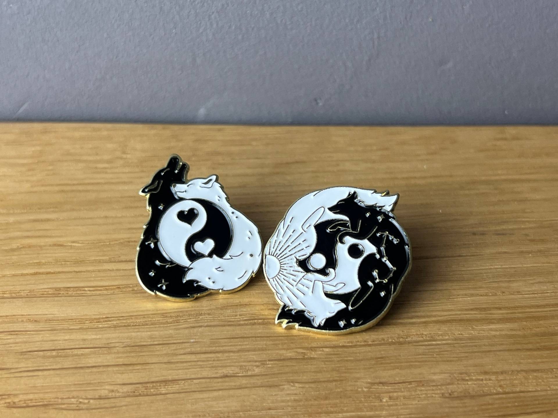 Foxy Yin Yang Emaille Pin Fuchs Schwarz Weiß, Fox, Button Friends Love, Witch, Witchy Magic Cute Manga Anime Black White, Geschenk Kawaii Foxy Yin Yang Emaille Pin Fuchs Schwarz Weiß, Fox, Button Friends Love, Witch, Witchy Magic Cute Manga Anime Black White, Geschenk Kawaii von AyurvetDesign