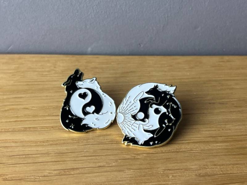 Foxy Yin Yang Emaille Pin Fuchs Schwarz Weiß, Fox, Button Friends Love, Witch, Witchy Magic Cute Manga Anime Black White, Geschenk Kawaii von AyurvetDesign