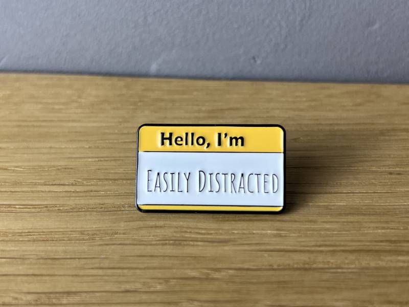 Hello, I'm Easily Distracted Metall Emaille Pin Button Anstecker Weirdo, Alien, Adhd, Adhs, Autism Autismus Different, Funny, Sarcastic von AyurvetDesign