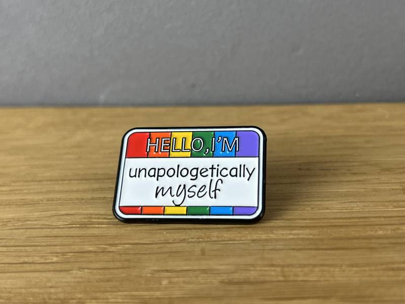 Hello, I'm Unapologetically Myself Metall Emaille Pin Button Anstecker Queer, Pride, Rainbow Flag, Trans, Nonbinary, Pan, Feminist, Drag von AyurvetDesign