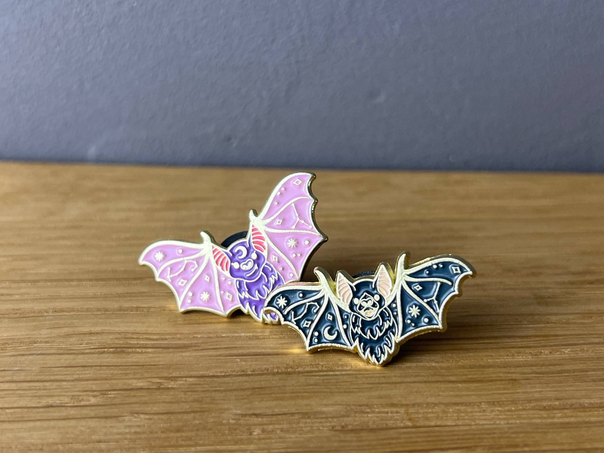 Hey Bat Metall Emaille Pin Anstecker Fledermaus, Vampir, Vampire, Mond, Witchy, Magic, Nightcrawler, Hexe, Goth, Gothic, 90S Witch, Dracula Hey Bat Metall Emaille Pin Anstecker Fledermaus, Vampir, Vampire, Mond, Witchy, Magic, Nightcrawler, Hexe, Goth, Gothic, 90S Witch, Dracula von AyurvetDesign