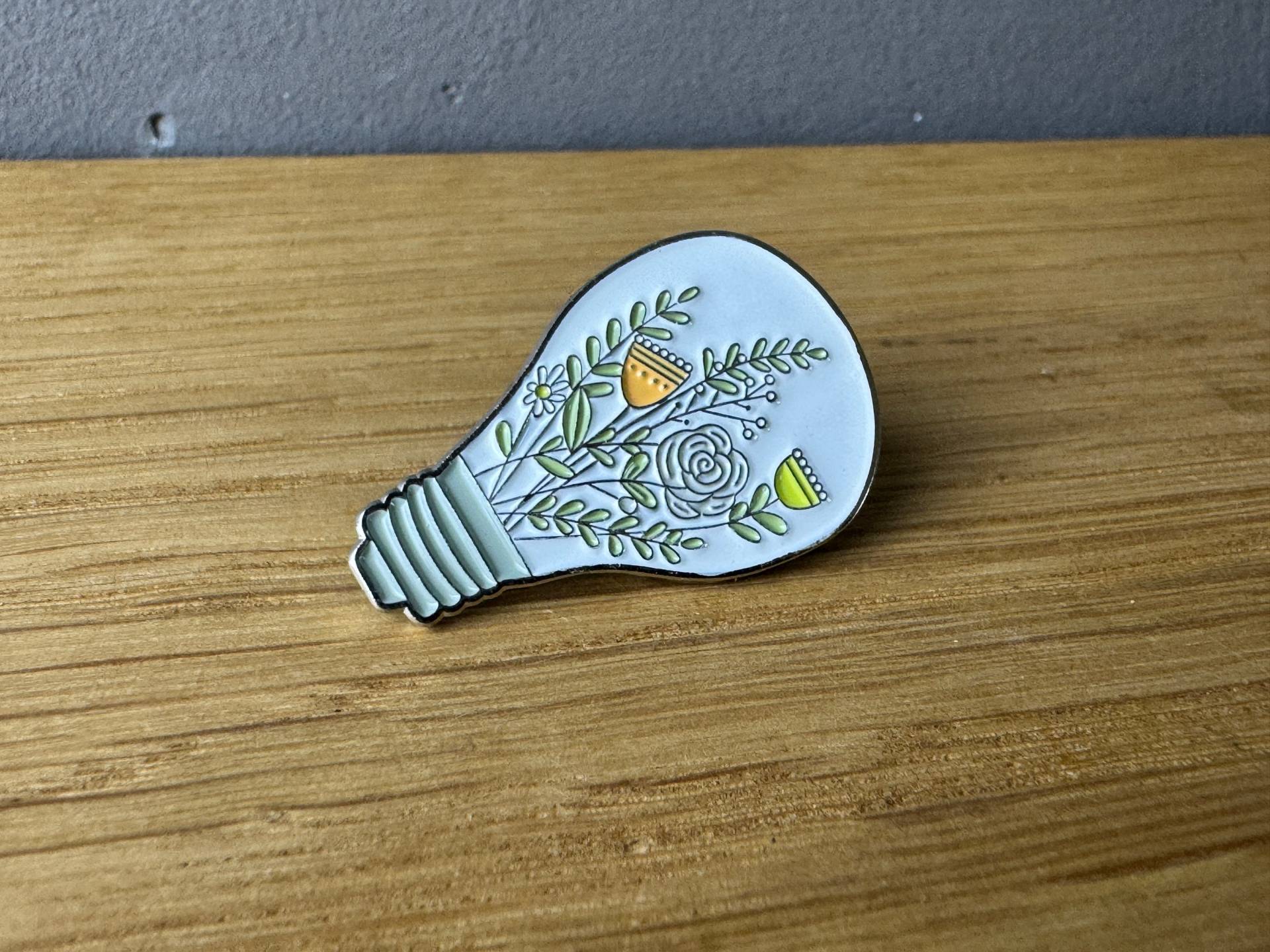 Light Bulb Metall Emaille Pin, Button, Anstecker Plants, Tattoo, Punk, Emo, Goth, Pflanzen, Blume, Flower, Geschenk, Glühbirne Hippie Boho Light Bulb Metall Emaille Pin, Button, Anstecker Plants, Tattoo, Punk, Emo, Goth, Pflanzen, Blume, Flower, Geschenk, Glühbirne Hippie Boho von AyurvetDesign