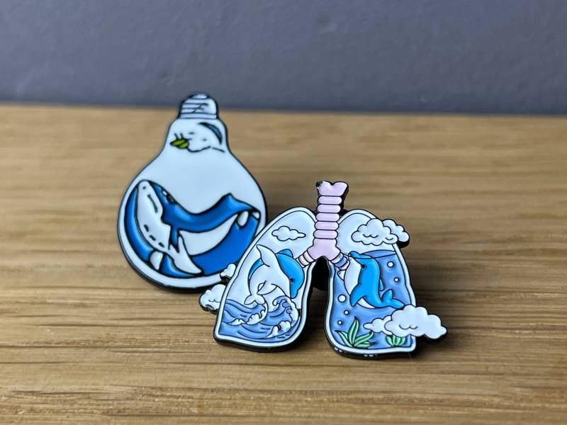 Ocean Magic Emaille Pin Button Anstecker Wal in Glühbirne, Walfisch, Delfin Lunge, Dolphin, Sea, Anatomie, Water, Sealife, Clouds Funny von AyurvetDesign