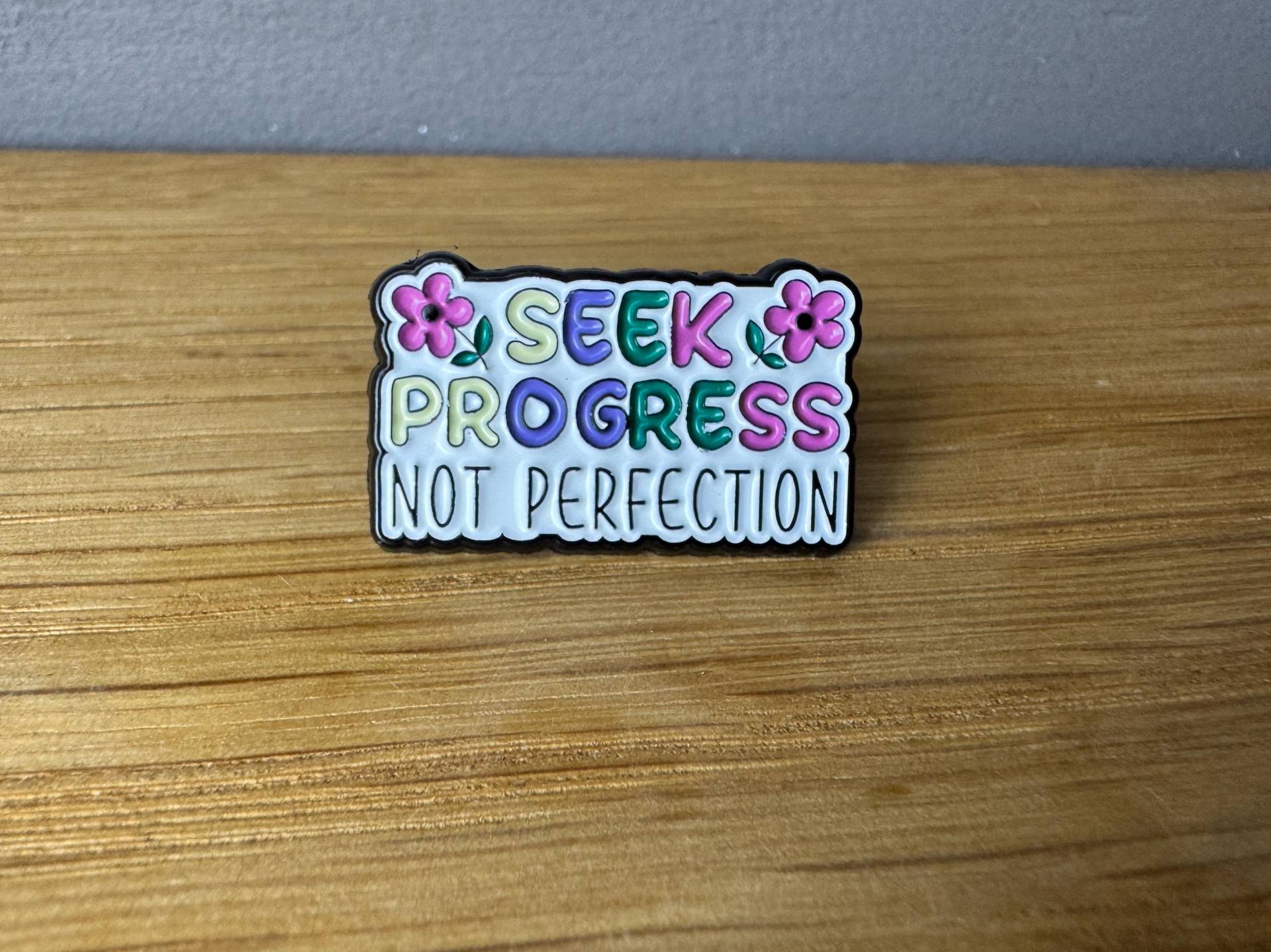 Progress Over Perfection Emaille Pin Button Anstecker Bleistift, Stift, Art, Writing, Mental Health, Feminist, Therapy, Mind Neurodivergent von AyurvetDesign