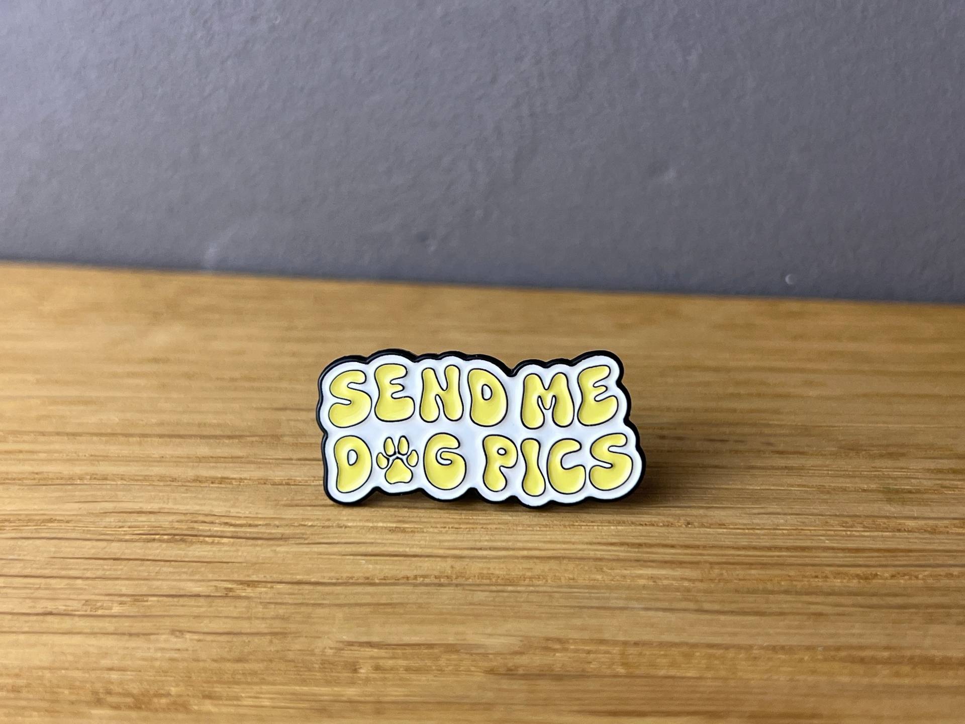 Send Dog Pics Emaille Pin, Hund, Pets Over People, Dogmum Dogdad, Introvert, Neurodivergent, Funny, Sarcastic, Doggo, Feminist, Doglove Send Dog Pics Emaille Pin, Hund, Pets Over People, Dogmum Dogdad, Introvert, Neurodivergent, Funny, Sarcastic, Doggo, Feminist, Doglove von AyurvetDesign