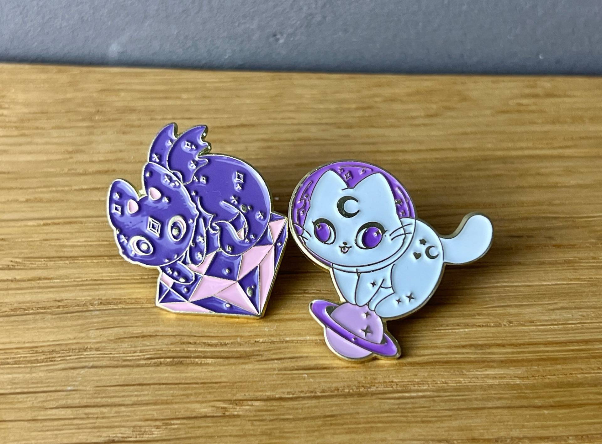 Spacy Cat & Dragon Metall Emaille, Button, Anstecker Katze, Weltall, Space, Magic, Gothic, Gith, Manga, Anime, Science Drache, Rpg Fantasy Spacy Cat & Dragon Metall Emaille, Button, Anstecker Katze, Weltall, Space, Magic, Gothic, Gith, Manga, Anime, Science Drache, Rpg Fantasy von AyurvetDesign