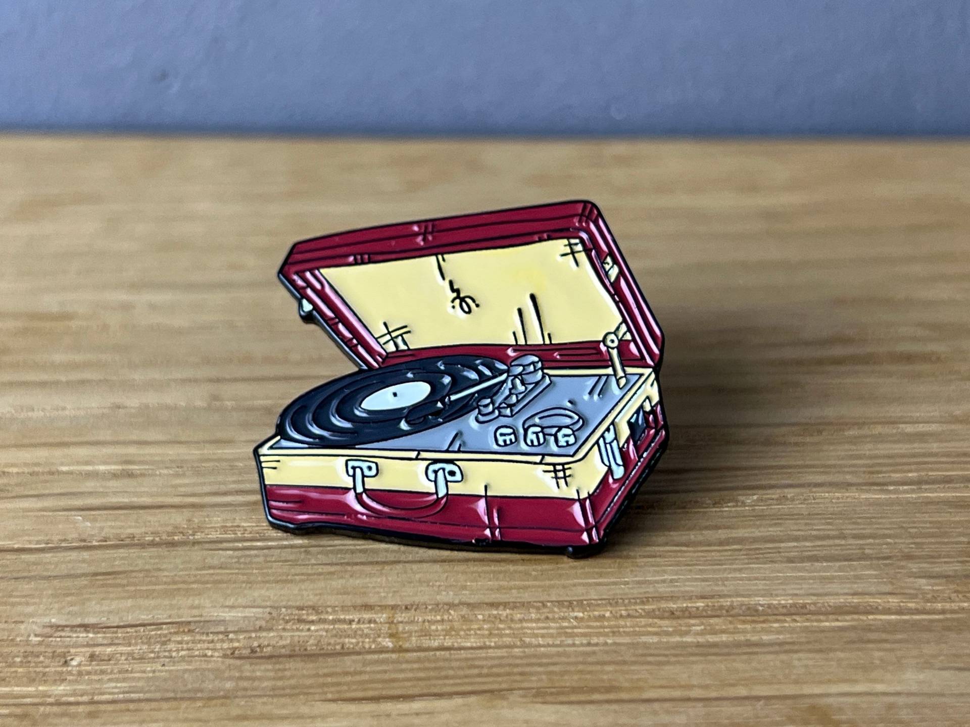 Suitcase Secrets Emaille Pin Anstecker, Button Plattenkoffer, Vinyl, Lp, Schallplatte, Music, Nerd, Retro, Platte, Dj, Diy, Koffer Suitcase Secrets Emaille Pin Anstecker, Button Plattenkoffer, Vinyl, Lp, Schallplatte, Music, Nerd, Retro, Platte, Dj, Diy, Koffer von AyurvetDesign
