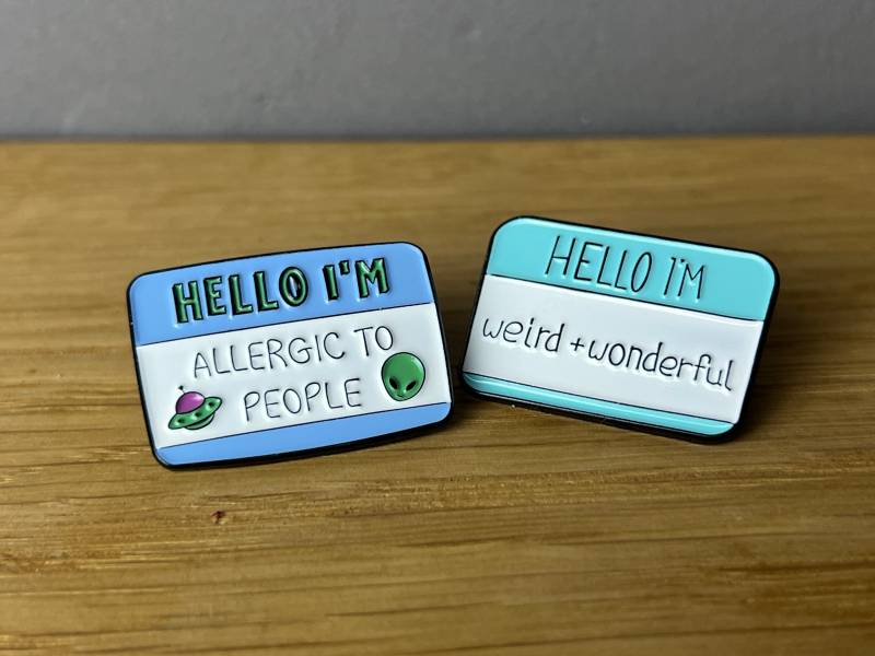 Weird & Wonderful/Allergic To People Funny Emaille Pin Button Anstecker Weirdo, Alien, Adhd, Adhs, Autism Autismus Different, Space Rave von AyurvetDesign