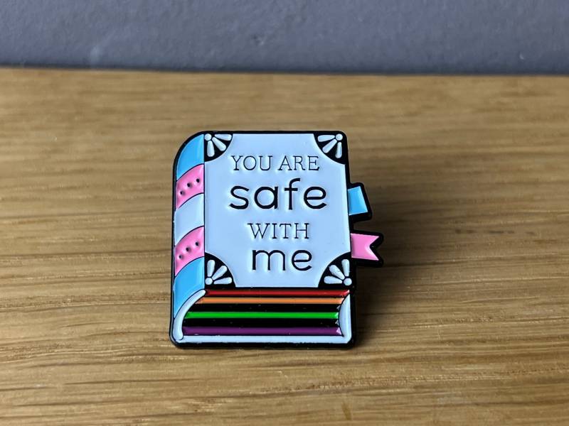 You Are Safe With Me Book Emaille Anstecker, Pin Feminist Lgbtq, Human Rights, Queer, Equality, Transgender Trans Pride Flag, Rainbow, Ally You Are Safe With Me Book Emaille Anstecker, Pin Feminist Lgbtq, Human Rights, Queer, Equality, Transgender Trans Pride Flag, Rainbow, Ally von AyurvetDesign
