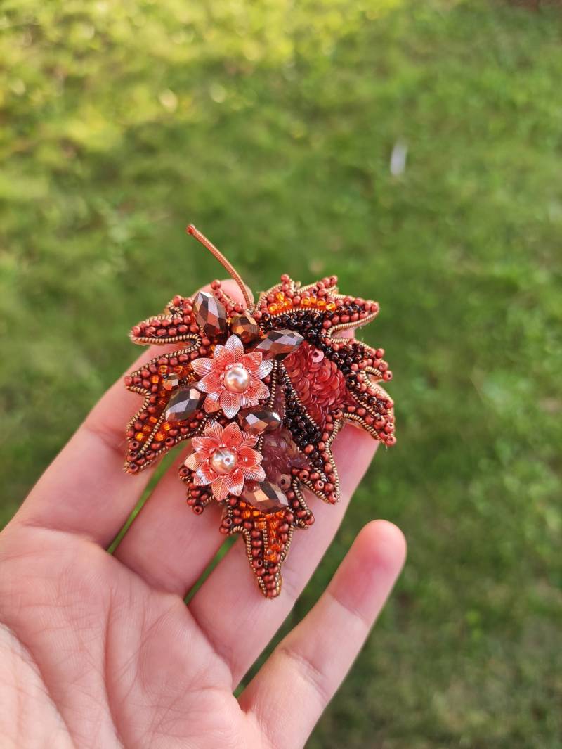 Ahornblatt Brosche Handgemachter, Bestickter Herbst-Schmuck Ahornblatt Brosche Handgemachter, Bestickter Herbst-Schmuck von AyyuceCreations