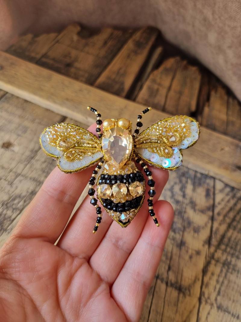 Gold Perlen Brosche Handgemachte Kristall Insekt Brosche Gold Perlen Brosche Handgemachte Kristall Insekt Brosche von AyyuceCreations