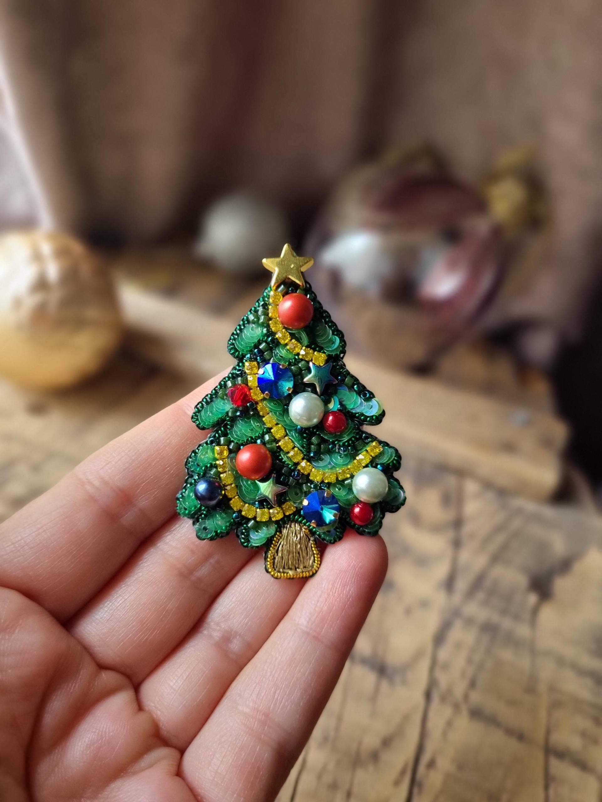 Handgefertigte Perlen Weihnachtsbaum Brosche Urlaub Outfit Accessoire Handgefertigte Perlen Weihnachtsbaum Brosche Urlaub Outfit Accessoire von AyyuceCreations