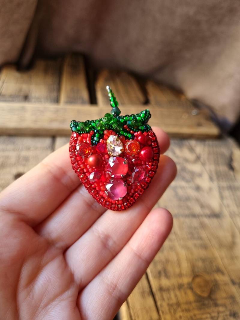 Handgemachte Perlen Brosche Erdbeere Einzigartige Bead Embroidery Anstecknadel Handgemachte Perlen Brosche Erdbeere Einzigartige Bead Embroidery Anstecknadel von AyyuceCreations
