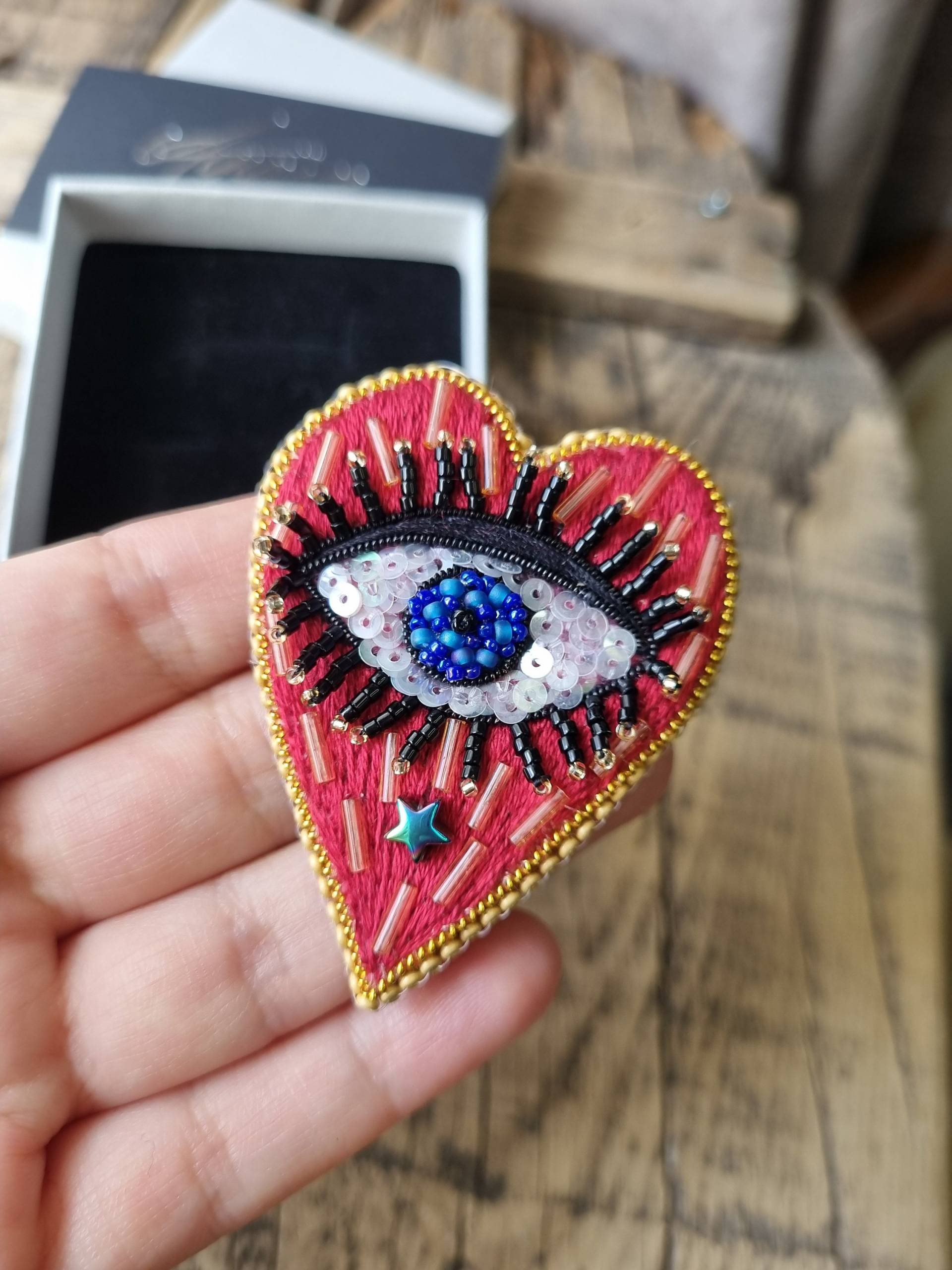 Handgemachte Perlen Evil Eye Herz Brosche Besticktes Schutz Amulett Handgemachte Perlen Evil Eye Herz Brosche Besticktes Schutz Amulett von AyyuceCreations