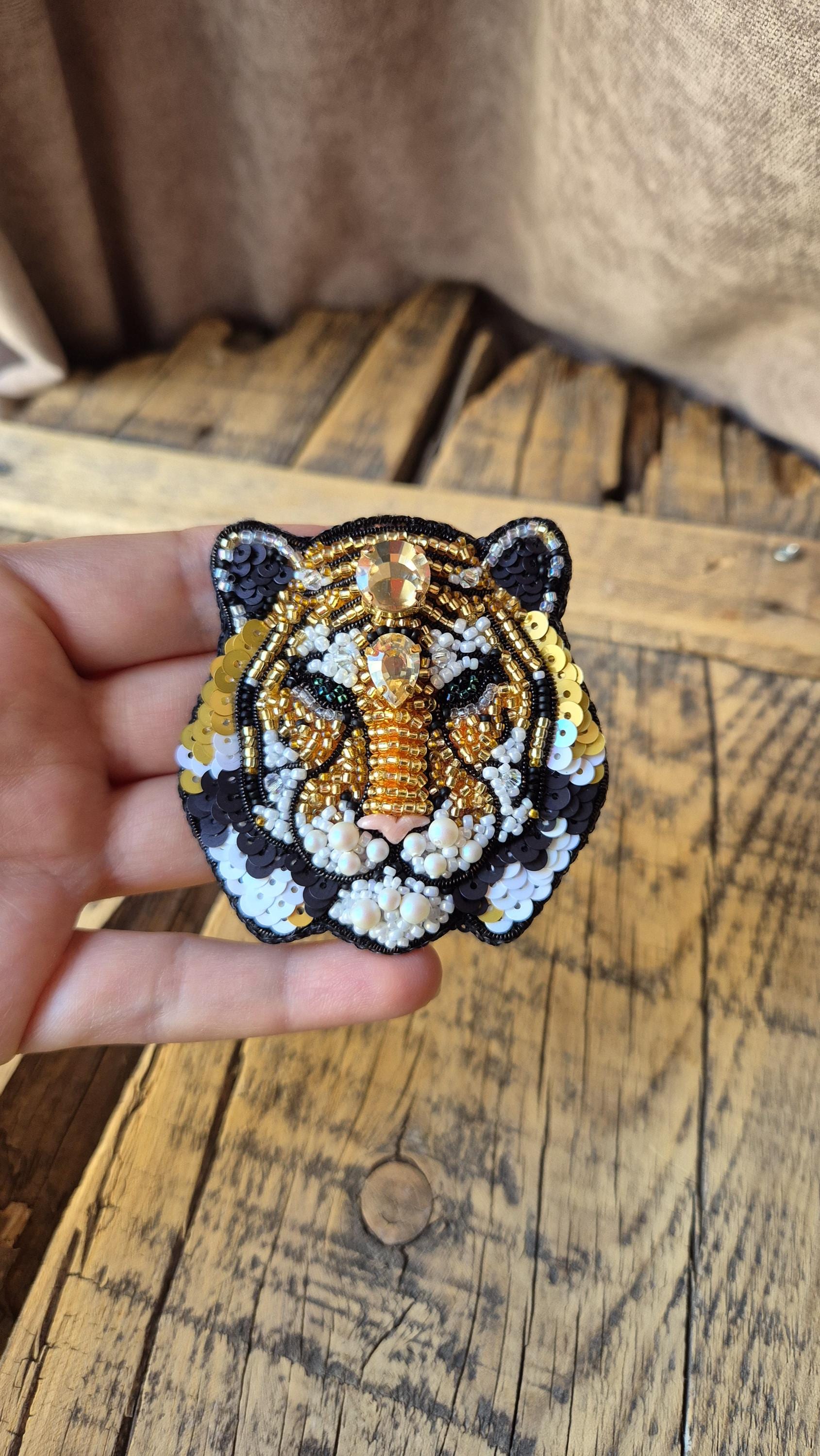 Handgemachte Tiger Bead Embroidery Brosche Wildtier Schmuck Geschenk von AyyuceCreations