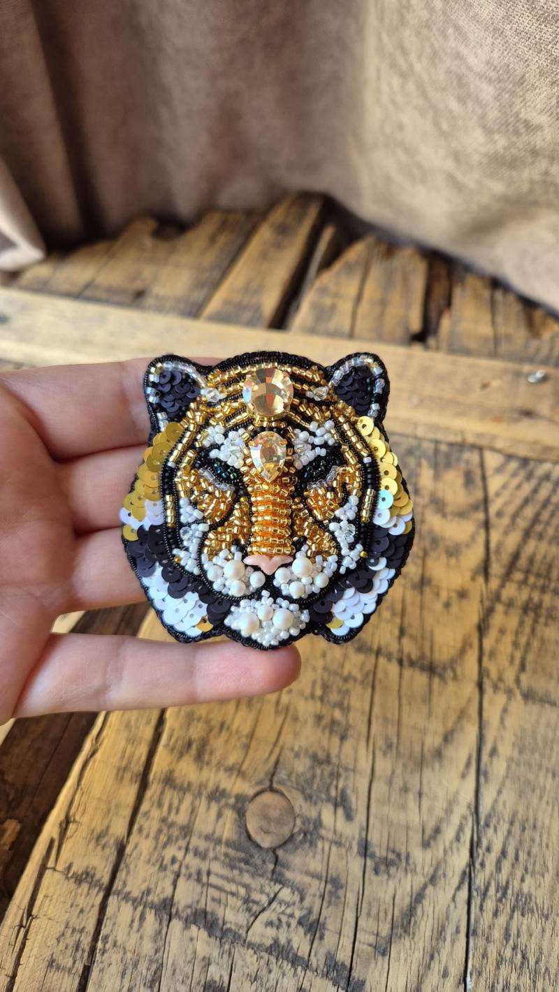 Handgemachte Tiger Bead Embroidery Brosche Wildtier Schmuck Geschenk von AyyuceCreations