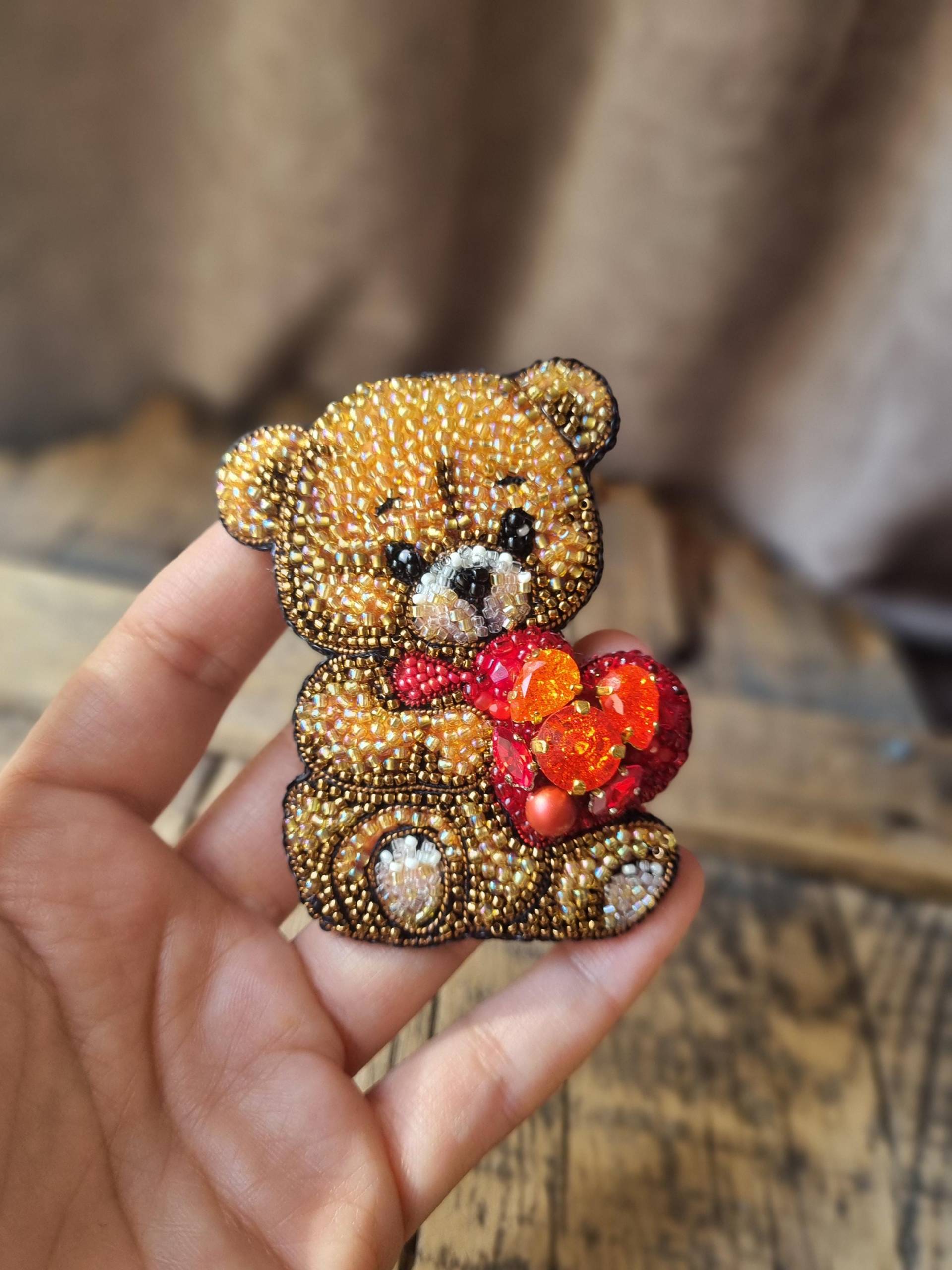 Perlen Teddybär Brosche, Handgemachte Süße Bär Pin Mit Roten Herzen, Einzigartiges Geschenk Für Valentinstag, Geburtstage, Jubiläen Perlen Teddybär Brosche, Handgemachte Süße Bär Pin Mit Roten Herzen, Einzigartiges Geschenk Für Valentinstag, Geburtstage, Jubiläen von AyyuceCreations