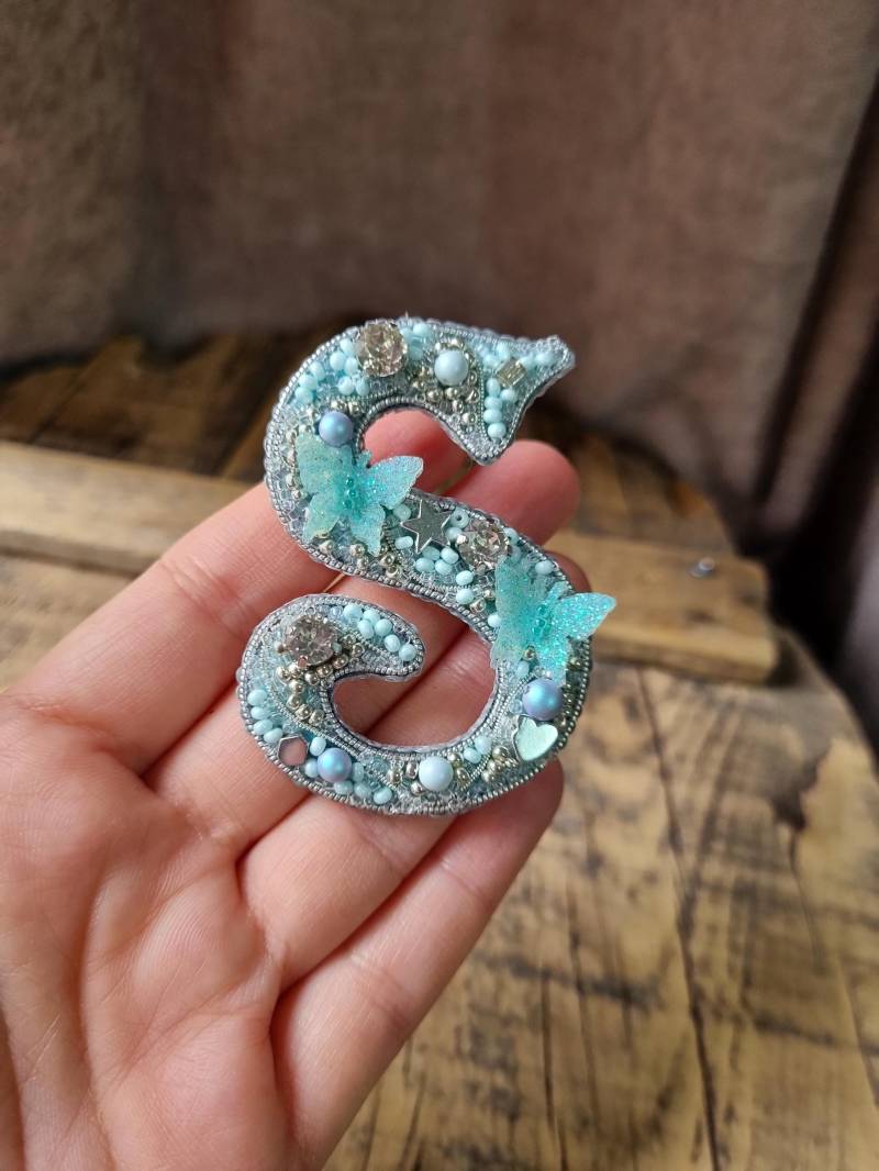 Silber Perlen "S' Initial Brosche Hellblaue Monogramm Anstecknadel von AyyuceCreations