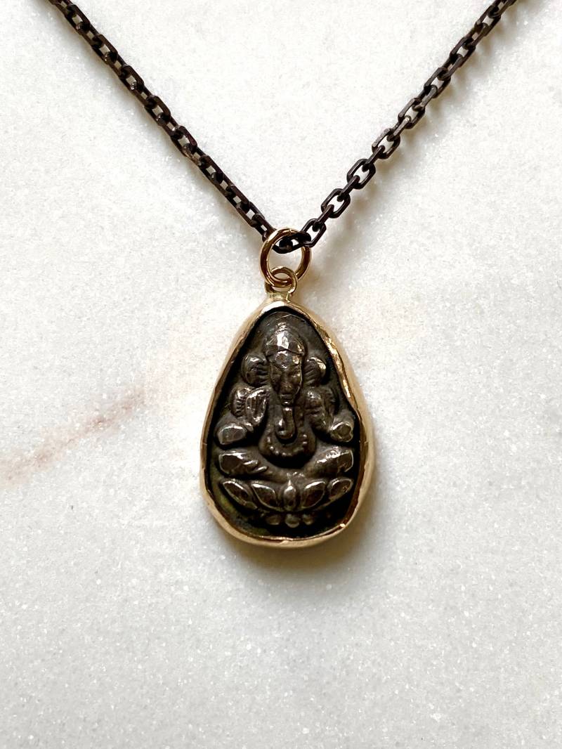 Ganesh Anhänger Mit 14Kt Goldrahmen | 14Kt Gold Und Sterling Silber - Antik von Azamel
