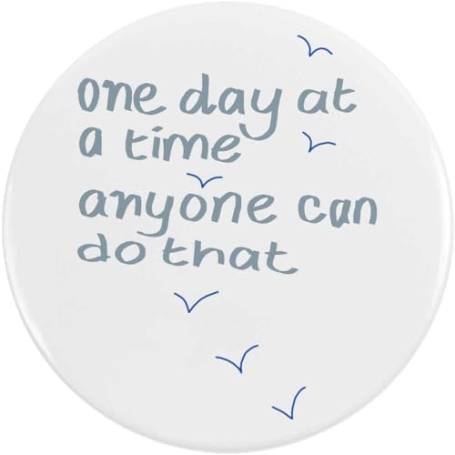 Azeeda 58mm 'Ein Tag nach dem anderen ' Pin Knopf-Abzeichen (BB00146970) von Azeeda