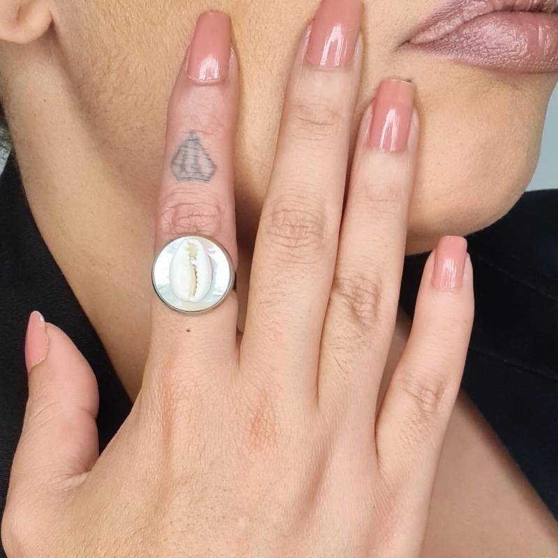 Cowrie Shell Ring - Natural Mother Of Pearl & Real Adjustable Stainless Steel Afrocentric Jewelry Cowrie Shell Ring - Natural Mother Of Pearl & Real Adjustable Stainless Steel Afrocentric Jewelry von Azizaroots