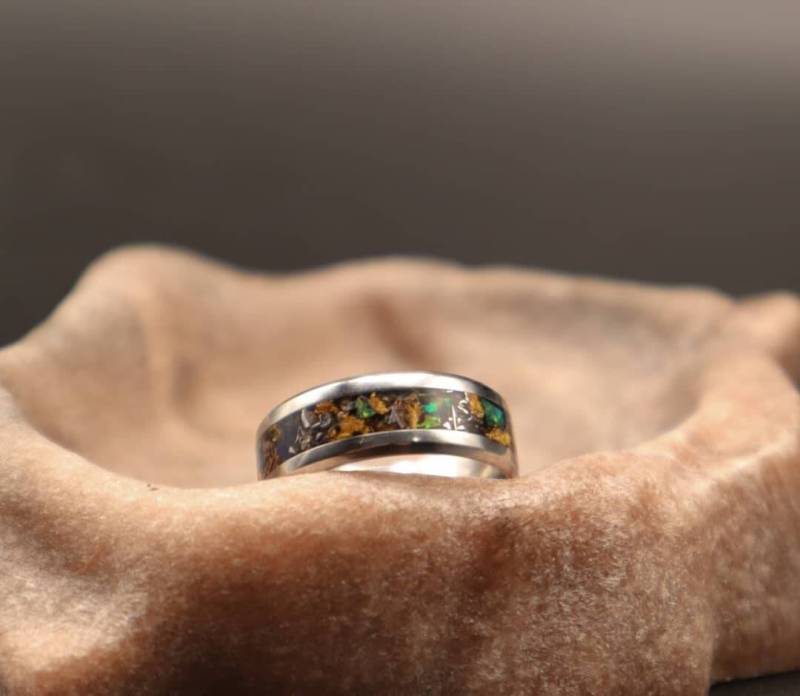 Sz.10, 5 Meteorit Opal Gold Ring von AzothDesigns
