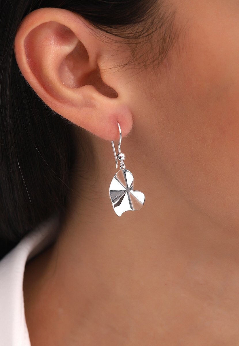 925 Sterling Silber Wellen-Herz-Ohrringe. Wunderschön-Bezaubernde Ohrhänger. Perfektes Geschenk Für Ihre Tochter/Freundin Frau 925 Sterling Silber Wellen-Herz-Ohrringe. Wunderschön-Bezaubernde Ohrhänger. Perfektes Geschenk Für Ihre Tochter/Freundin Frau von AurumGlowJewellery