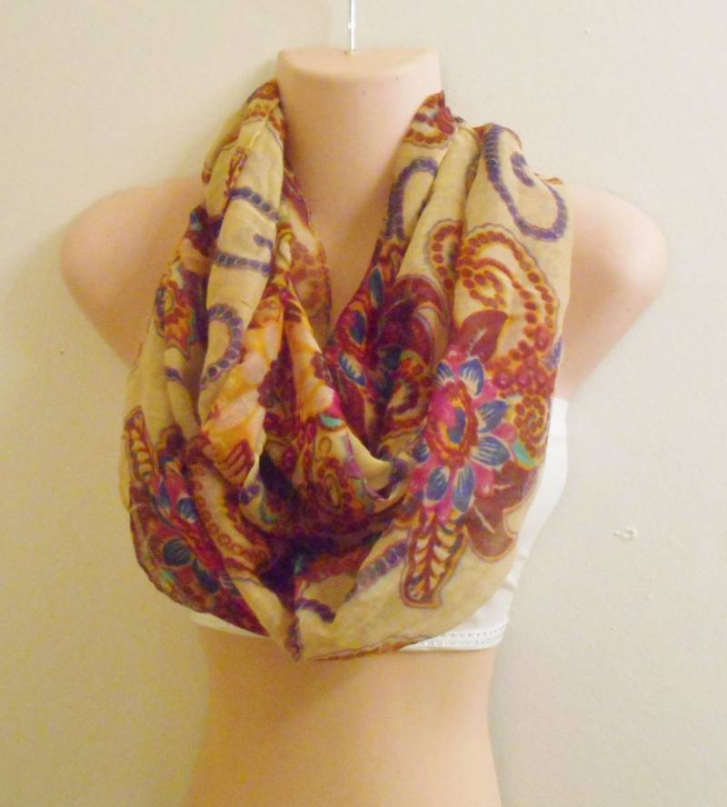 Floral Infinity Schal Khaki Boho Schal Aus Viskose von Azram