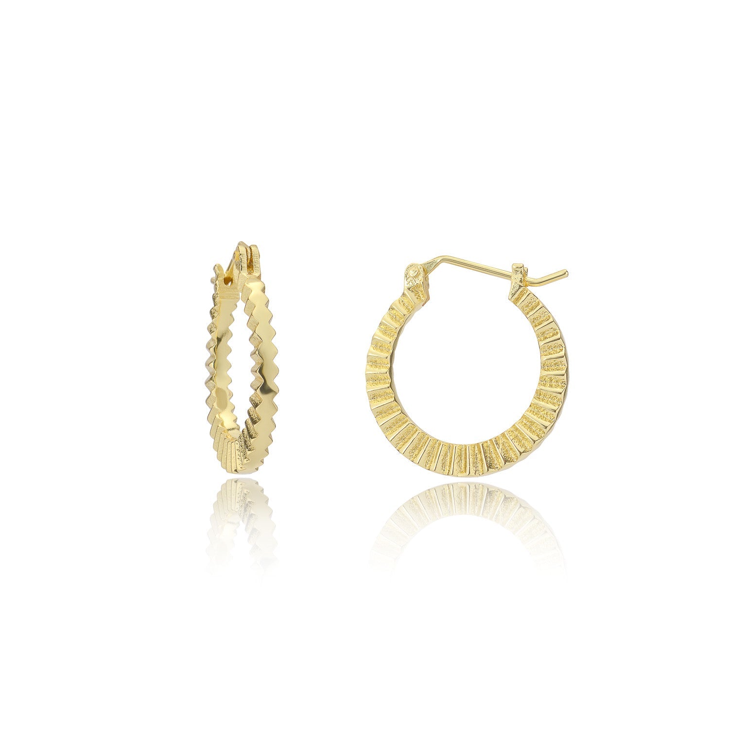 Kea Ridged Gold Hoops von Azuni London