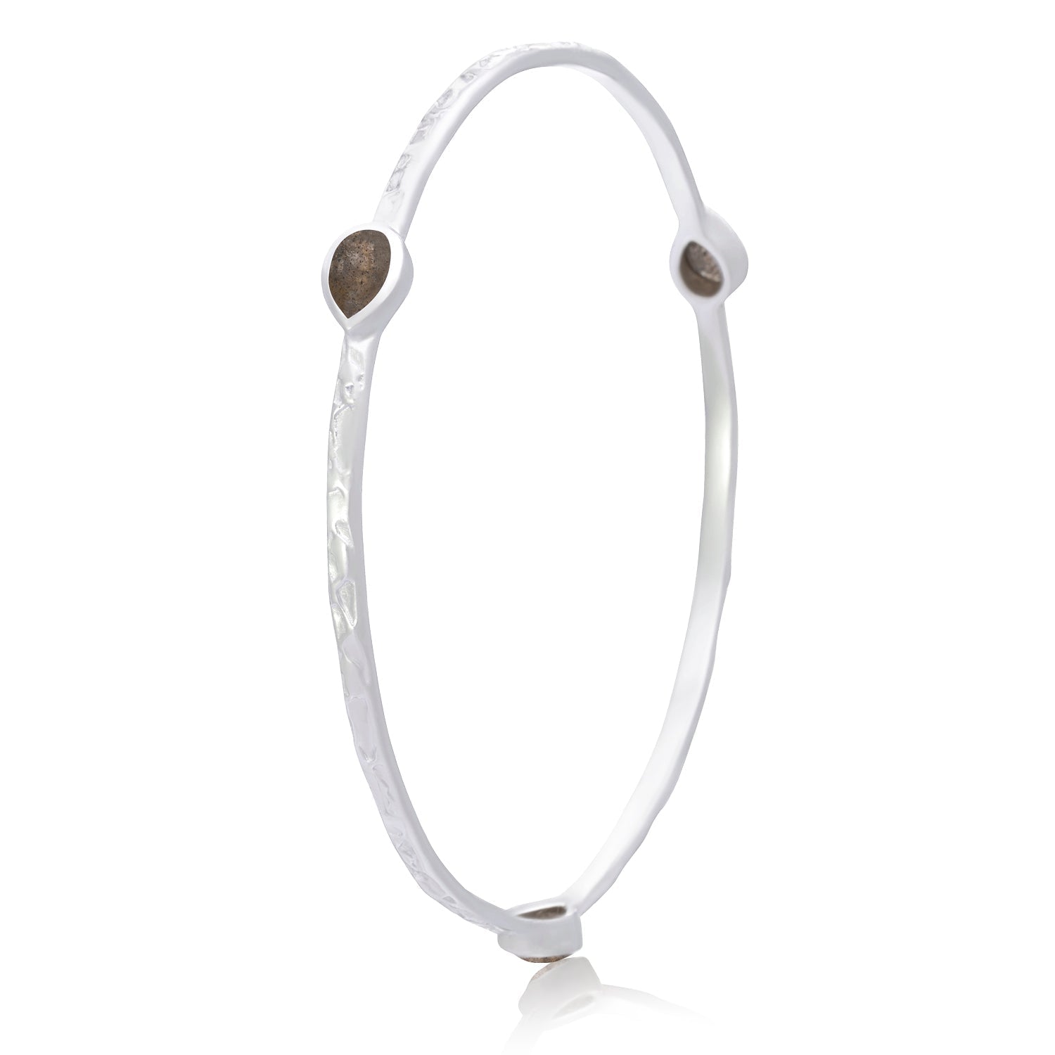 Simi Three Stone Stacking Bangle: Silver Labradorite von Azuni London