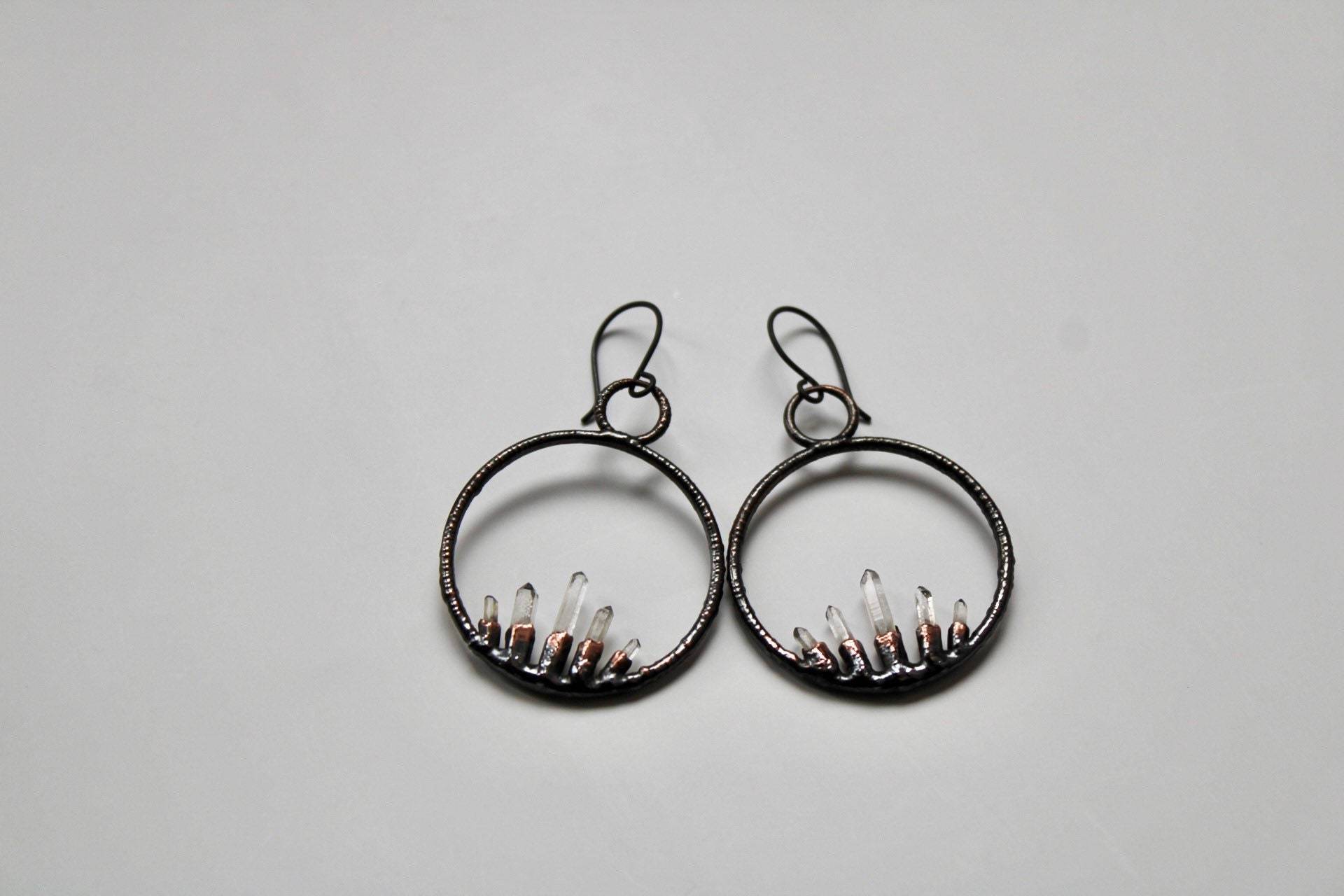 Quarz Punkt Creolen Niobium Ohrdrähte, Boho Schmuck Quarz Punkt Creolen Niobium Ohrdrähte, Boho Schmuck von AzuredesignsBoutique