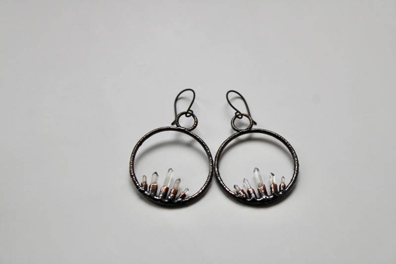 Quarz Punkt Creolen Niobium Ohrdrähte, Boho Schmuck von AzuredesignsBoutique