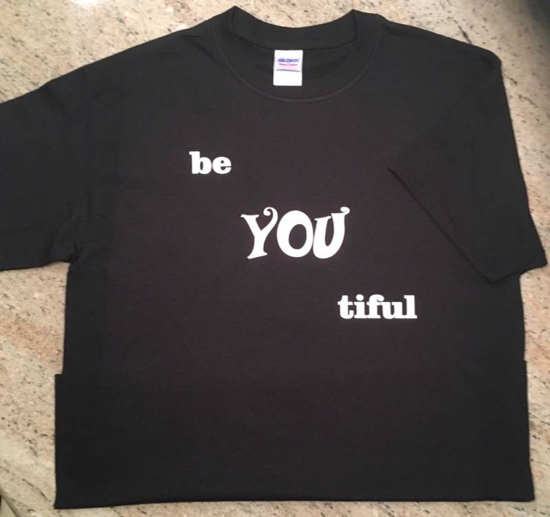 Werden Sie Tiful Kurzarm T-Shirt Werden Sie Tiful Kurzarm T-Shirt von AzzInkScreenPrinting