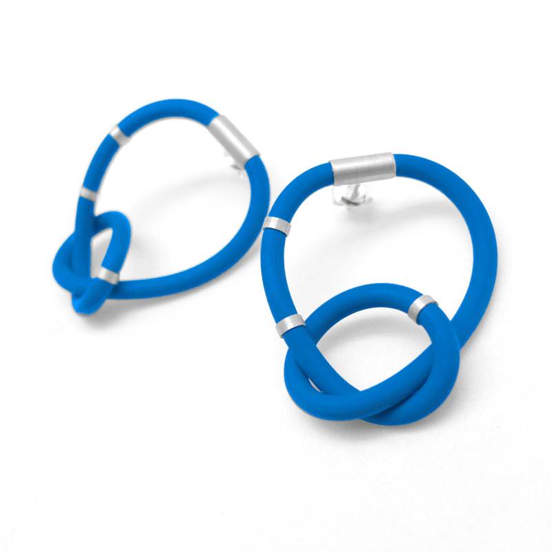 Blaue Knoten Ohrringe, Blaue Schleife Ohrstecker, Farbe Kreis Sterling Silber Aussage Bunte Gummi-Schmuck von BABAjewellery